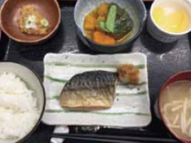和食の食事セット 栄養バランスを考えた和食の一例です。ご飯の隣には焼き魚と味噌汁、小鉢が並び、温かい食事を提供しています。