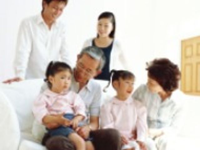 笑顔があふれる居室 居心地の良い空間で家族とのひと時を楽しむ様子が伝わってきます。温かい雰囲気のある職場で、利用者様の支援を行います。