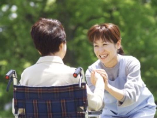笑顔で会話するスタッフと利用者