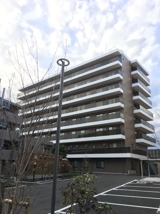 多階層の現代的建物