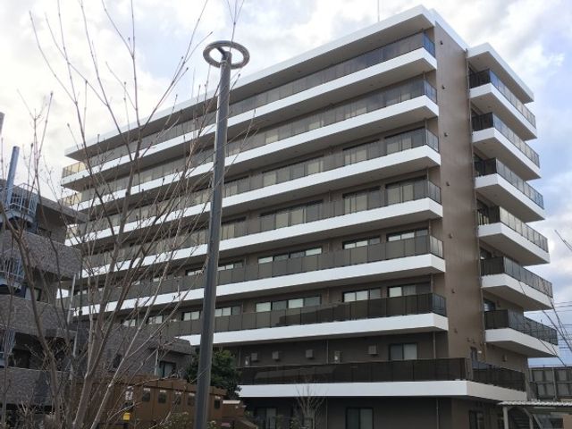 多階層の現代的建物 モダンなデザインが特徴の建物で、駐車場が完備され、周囲の環境と調和した清潔感のある外観です。