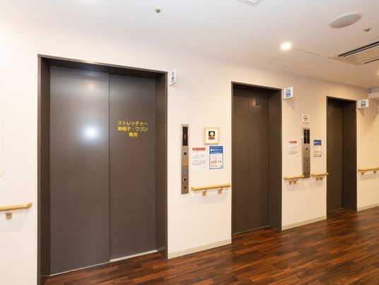 清潔な廊下のエレベーター
