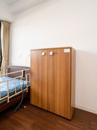 整理ダンスとベッドの部屋