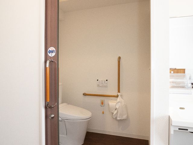 バリアフリー設計のトイレ トイレ 手すり付きで安全に配慮された清潔なトイレスペースです。ゆとりのある間取りで、快適な毎日をサポートします。