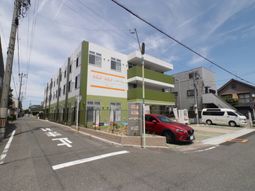 明るい色の外壁の建物