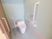 手すり付きのトイレ空間