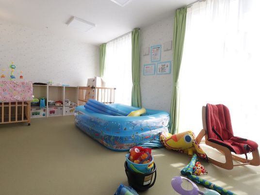 多目的スペースの明るい部屋