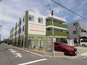 明るい外観の施設建物