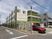 明るい外観の施設建物