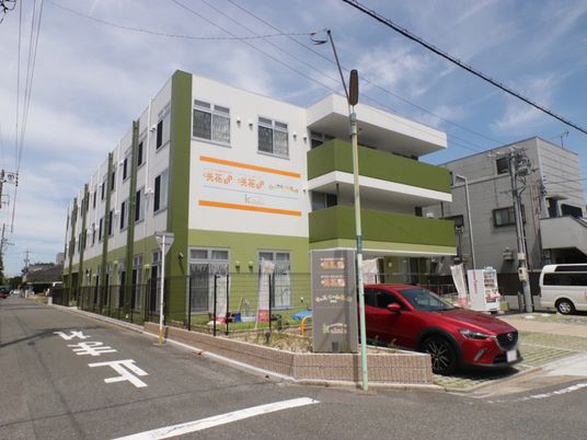 明るい外観の施設建物