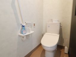 手すり付き清潔なトイレ