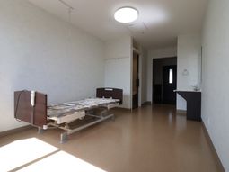 居室のベッドと洗面所