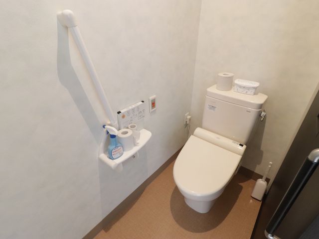 バリアフリートイレ設備 トイレ 手すり完備の清潔なトイレです。利用者の安全と自立を支援する設計になっています。