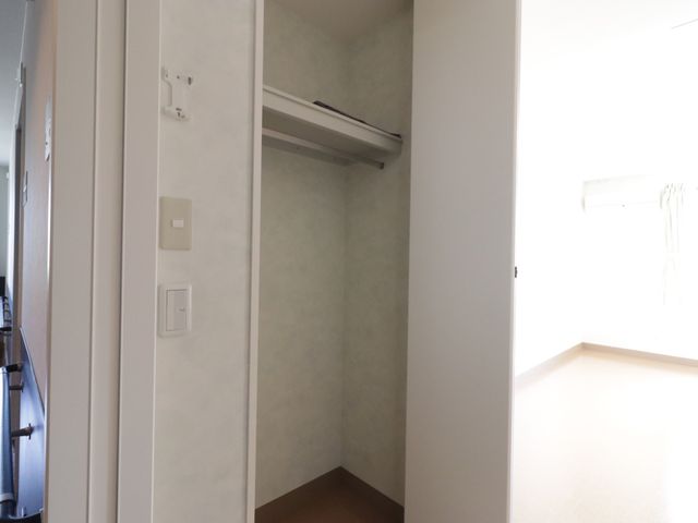 清潔な洋室クローゼット 収納 すっきりとした造りの個室です。清潔感のあふれる空間で、快適な私生活を送ることができます。