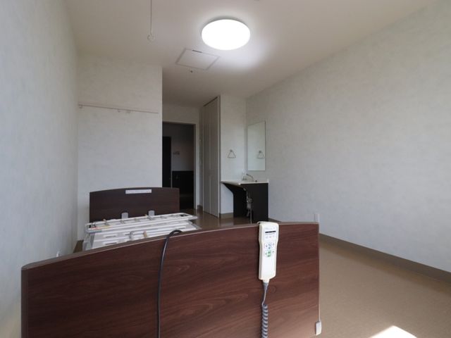 広々とした明るい居室 居室 落ち着いた色合いの居室です。清潔感があり、プライバシーを大切にした空間作りがされています。
