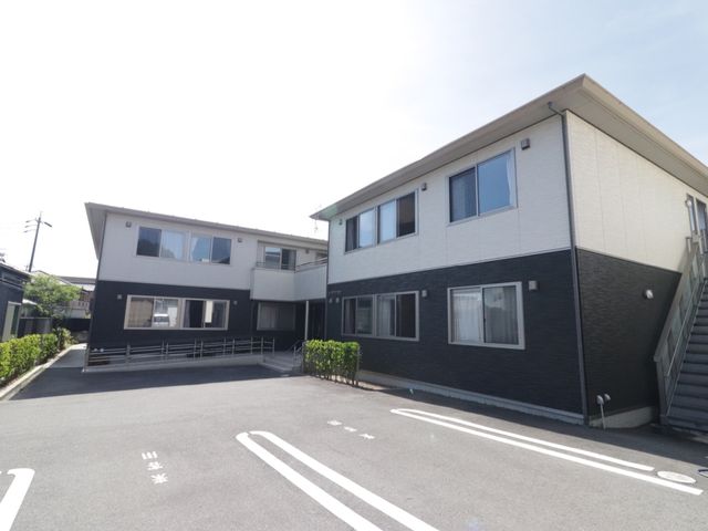 清潔感のある外観 外観 ゆったりとした駐車スペースが確保され、清潔感のある建物です。白と黒のコントラストが美しい外観が印象的です。