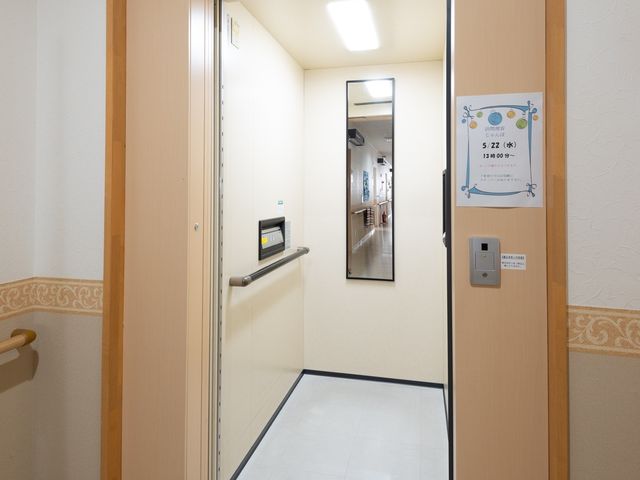 廊下の自動ドア エレベーター 清潔感のあるエントランスが、皆様を歓迎します。利用者様の快適な移動をサポートする自動ドア設備が整っております。