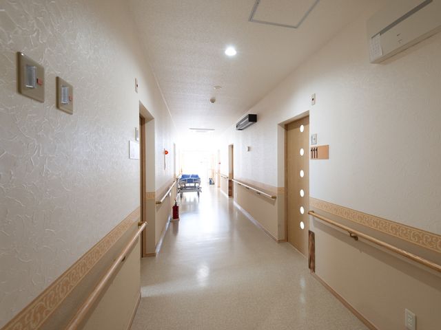 清潔な廊下の様子 廊下 手すりがついた明るく広々とした廊下は、安全に配慮された設計です。ゆったりとした空間で快適にお過ごしいただけます。