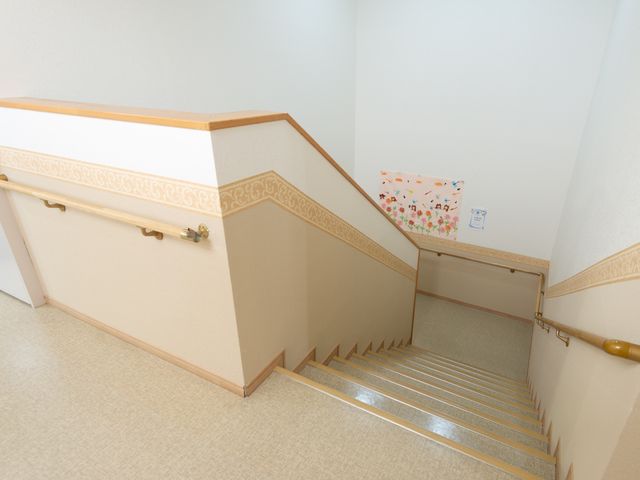 手すり付きの階段 階段 明るく清潔感のある通路があり、安全に配慮された手すりが設置してあります。移動時の心強いサポートをご提供いたします。