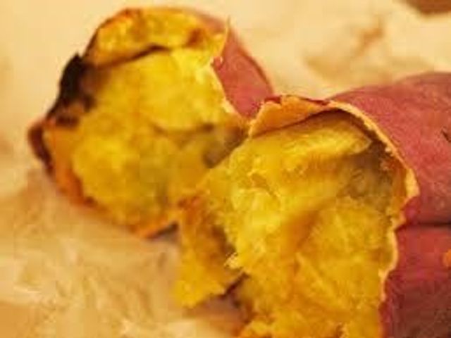 焼き芋のクローズアップ イベント 香ばしさが伝わる焼き芋です。手作りの温もりを味わいながら、ひとときの安らぎを得られる環境をご提供しています。