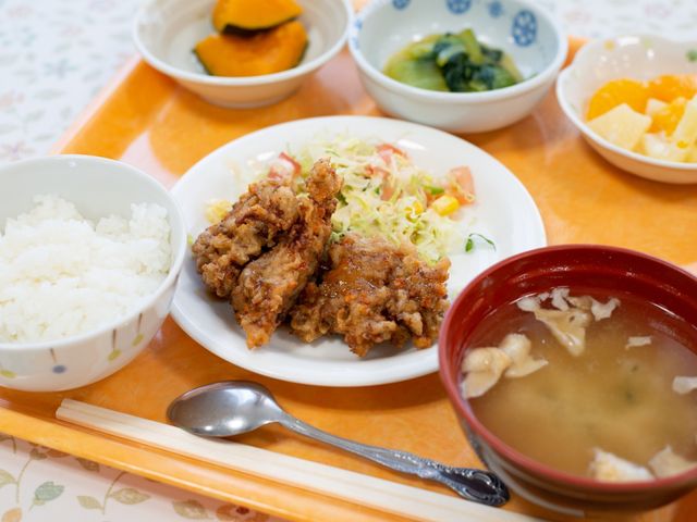 和風のバランス良い食事 食事 栄養バランスを考えた和風の食事が提供されており、皆さんの健康維持に配慮されています。