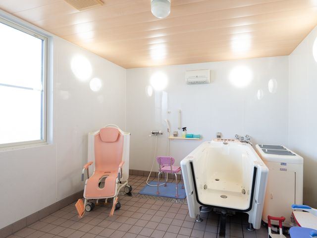 ゆったりした浴室設備 入浴装置 ゆとりを感じさせる洗い場が備わっており、清潔で安全に配慮されたバリアフリーの入浴スペースです。