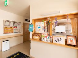 暖かい雰囲気の受付コーナー