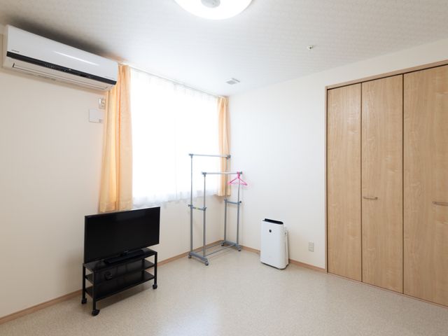 ゆったりとした明るい居室 居室 広々とした居室には、必要な備え付けが整い、快適な個人スペースを確保しています。清潔感あふれる環境で、新たな生活を始めませんか。