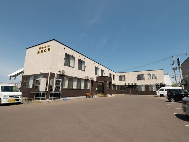 明るい外観の建物 外観 広々とした駐車スペースがある清潔感のある外観です。日差しがたっぷりと差し込む設計になっており、働きやすい環境が整っています。