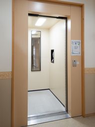 明るい廊下のエレベーター