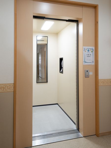 明るい廊下のエレベーター