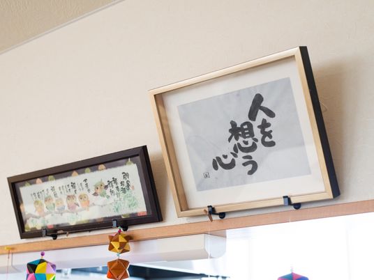 壁掛けの掲示物と書