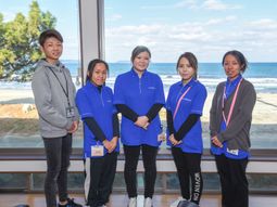 スタッフと海の眺望