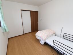 居室の綺麗なベッド