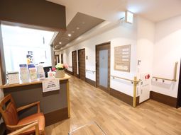 明るい廊下と案内板