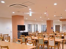 明るい食堂の様子