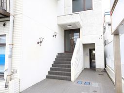 清潔感のある建物エントランス