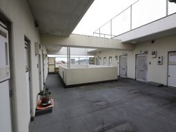 開放的な廊下の風景