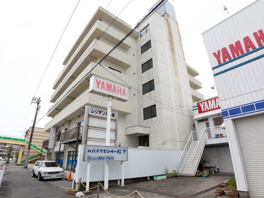 レンガ色の外観建物