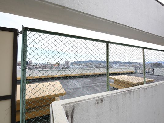 都市の眺望を持つバルコニー