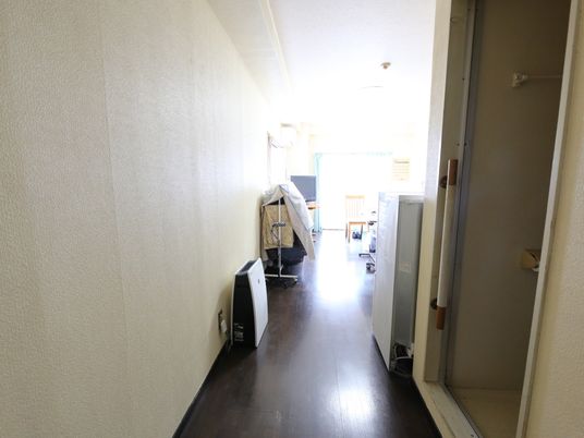 廊下の明るい風景