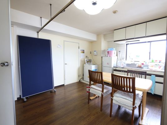 居室内のダイニングキッチン