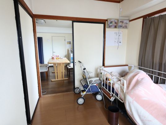 明るい居室の一角
