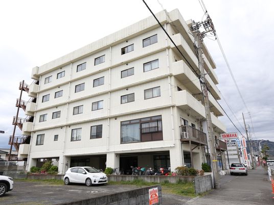 多階層の建物外観