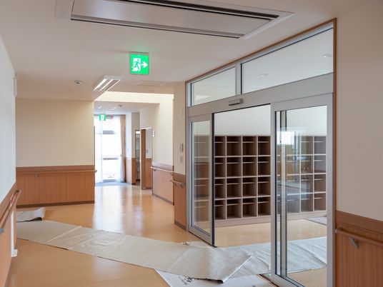廊下と開いた扉の風景