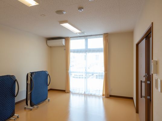 機能訓練室の明るい居室