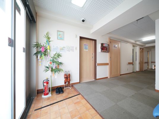 廊下に飾りと掲示物