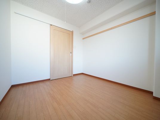 広々とした明るい居室