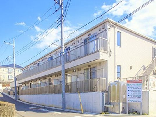施設の明るい外観