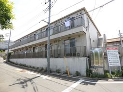 明るい日差しの建物外観